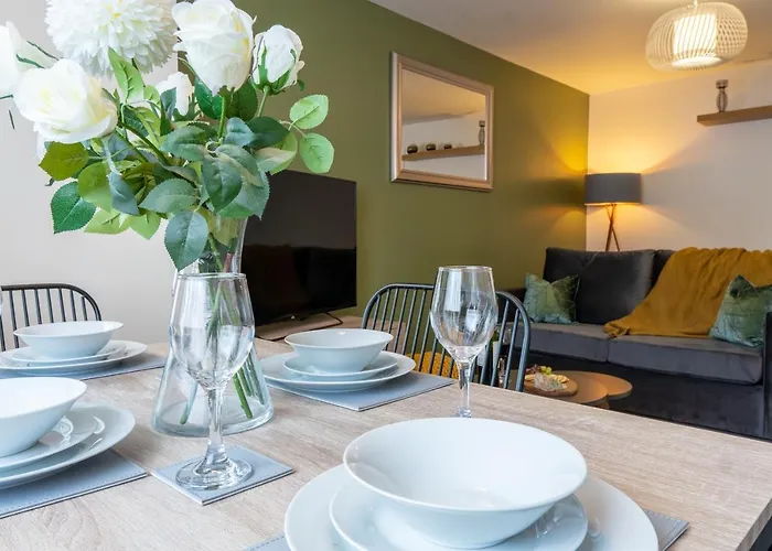 Stylish 2 Bedroom, 2 Bathroom With Sky Tv, Free Parking And Wifi By Hp Accommodation