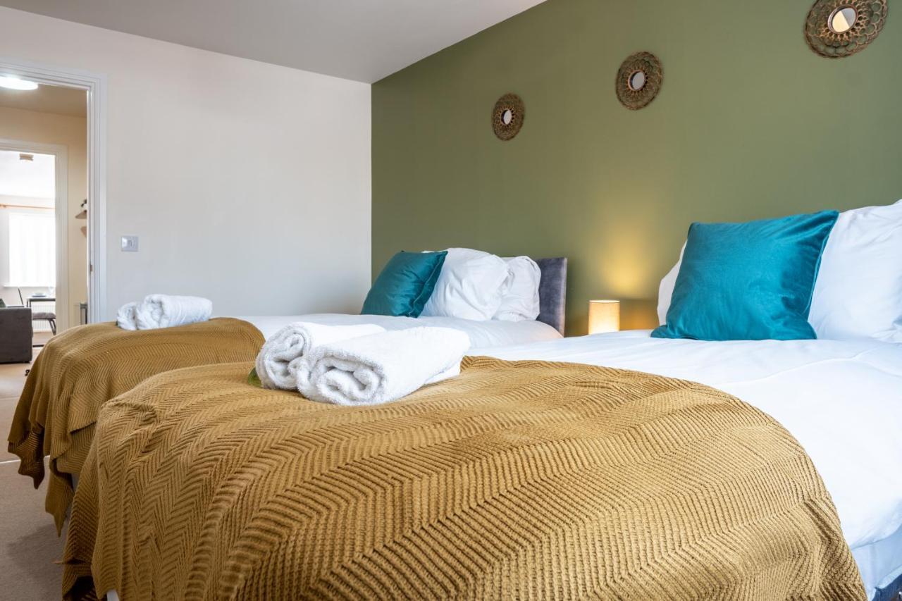 Stylish 2 Bedroom, 2 Bathroom With Sky Tv, Free Parking And Wifi By Hp Apartment *