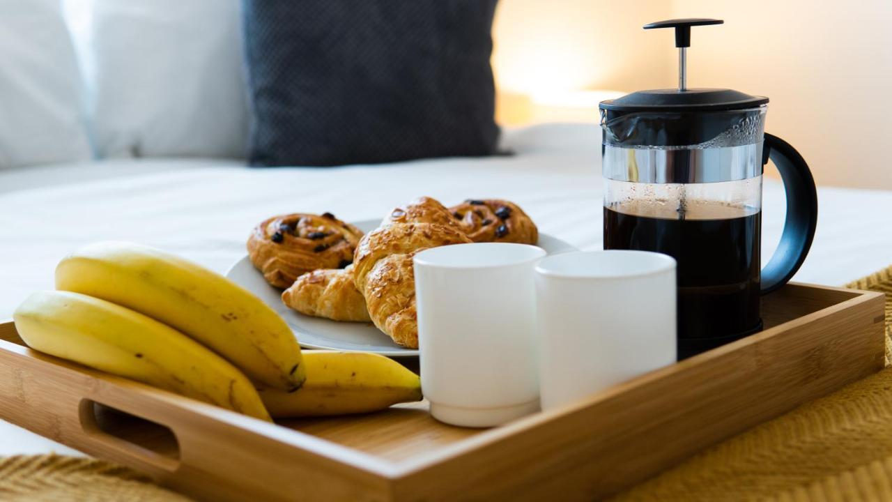 Stylish 2 Bedroom, 2 Bathroom With Sky Tv, Free Parking And Wifi By Hp Apartment